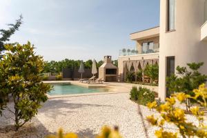 una casa con piscina en un patio en Villa Elani - Stylish And Modern 6B Seaview Villa en Vrsi