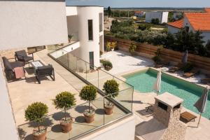 una vista aérea de una piscina en una casa en Villa Elani - Stylish And Modern 6B Seaview Villa en Vrsi