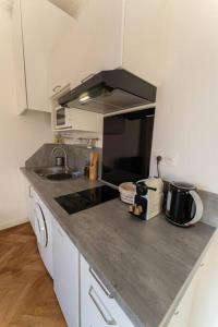 NICE CENTRE-VILLE STUDIO 2 REFAIT A NEUF en etage