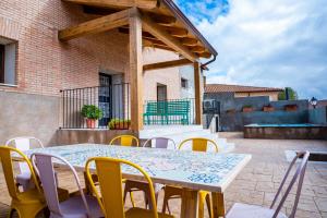 Casa Rural Lucero في Hita: طاولة وكراسي على فناء المنزل