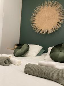 een wit bed met twee kussens erop bij Logement de charme Toulouse in Toulouse