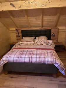Ένα ή περισσότερα κρεβάτια σε δωμάτιο στο Gîte Sous-Poupet