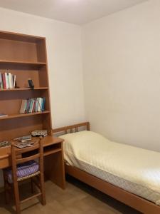 1 Schlafzimmer mit einem Bett und einem Schreibtisch sowie einem Bett der Marke sidx sidx sidx. in der Unterkunft Casa Sangui in Reppia