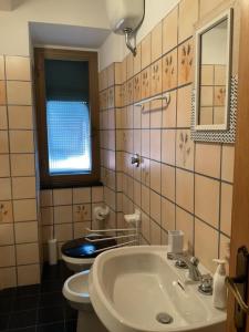 ein Bad mit einem Waschbecken und einem WC in der Unterkunft Casa Sangui in Reppia