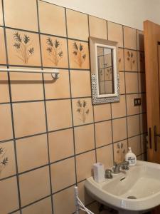 bagno con lavandino e specchio di Casa Sangui a Reppia