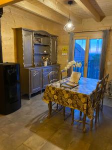 eine Küche mit einem Tisch und Stühlen im Zimmer in der Unterkunft Gîte Sous-Poupet 