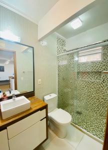 a bathroom with a toilet and a glass shower at Apartamento amplo a 4km do aeroporto internacional de Guarulhos Cecap in Guarulhos