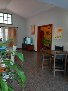 a living room with a table and a television at Vivienda vacacional Casa Rosi in Frontera