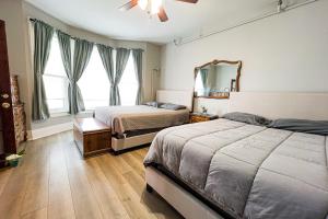 1 dormitorio con 2 camas y ventilador de techo en The Forgotten City Estate-9BR near Niagara falls en Niagara Falls