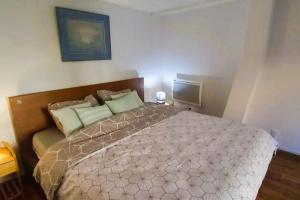 um quarto com uma cama grande num quarto em Duplex confortable proche Paris em La Courneuve