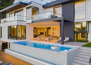 uma imagem de uma casa com piscina em Linda Flora Modern Estate em Los Angeles