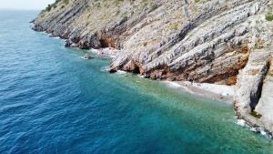 - une vue aérienne sur une plage à côté d'une falaise dans l'établissement Apartment Goran, à Senj