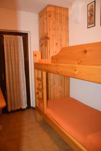 una camera da letto con un letto a castello in una stanza di La Panoramica a Castel di Sangro
