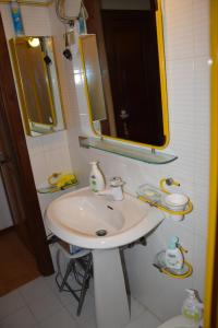 un bagno con lavandino e specchio di La Panoramica a Castel di Sangro Altre 17 foto