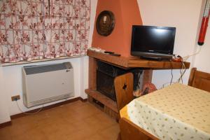 un soggiorno con TV e camino di La Panoramica a Castel di Sangro