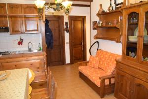 un soggiorno con divano e cucina di La Panoramica a Castel di Sangro