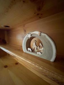 a shelf with a picture of a woman on it at Casa Anna - Andalo centrale sugli impianti da sci in Andalo +17 photos