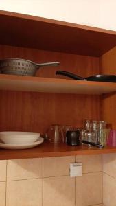 ein Regal mit Schalen und Küchenutensilien in einer Küche in der Unterkunft Ορεινό καταφύγιο Παρνασσού 2 in Amfikleia