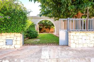 einen Eingang zu einem Haus mit einem Tor in der Unterkunft Villa Aura in Marina di Modica