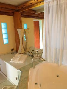 La salle de bains est pourvue d'un lavabo et d'une baignoire. dans l'établissement B&B Casapuelo, à Lago Puelo