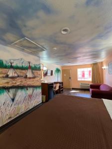 a room with a mural on the wall at Executive Inn & Suites Lackland AFB in San Antonio