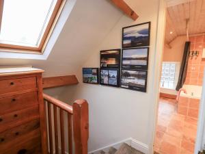 un escalier dans une maison avec des photos sur le mur dans l'établissement Granary Nook, à Windermere