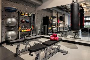 uma sala de fitness com equipamento de boxe e pesos em Moxy Omaha Downtown em Omaha