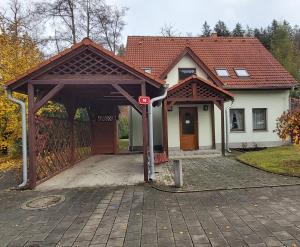 ein Haus mit einem Pavillon davor in der Unterkunft Villa Gejzir 16 in Karlsbad