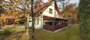une maison avec un balcon sur le côté de celle-ci dans l'établissement Villa Gejzir 16, à Karlovy Vary