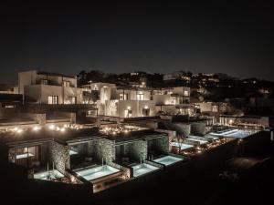 奧諾斯的住宿－Enigma Mykonos Hideaway Suites，夜晚带灯光的城市景观