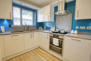 Dapur atau dapur kecil di Luxurious Townhouse In Central Manchester