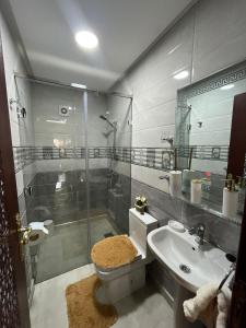 y baño con ducha, aseo y lavamanos. en APPART HOTEL OUED EDDAHAB en Khenifra