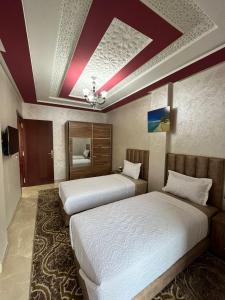 2 łóżka w pokoju hotelowym w obiekcie APPART HOTEL OUED EDDAHAB w mieście Chunajfira