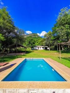 una gran piscina azul en un patio en Posada San Miguel, en Paraguarí