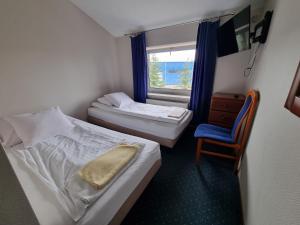 um pequeno quarto com 2 camas e uma janela em Zajazd Bazylia em Ozorków