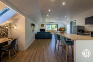 Una cocina y una sala de estar con mesa y sillas. en Gîte de la Pépinière, en Argelès-Gazost