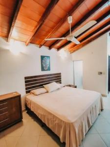sypialnia z dużym łóżkiem i sufitem w obiekcie Posada San Miguel w mieście Paraguarí