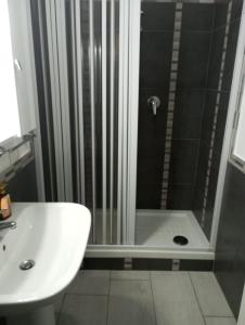 La salle de bains est pourvue d'une douche, d'un lavabo et de toilettes. dans l'établissement B&B Villa Kairos, à Agrigente