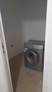 uma máquina de lavar roupa no canto de um quarto em Stay at Kety`s II em Praia