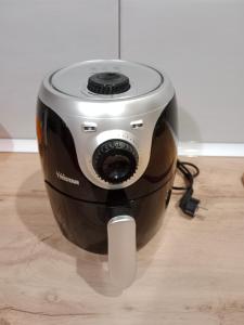 eine Kamera, die auf einem Holzboden steht in der Unterkunft Casa Guanche in Puerto del Rosario