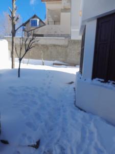 un patio cubierto de nieve junto a una puerta en Villa jouhara, en Ifrane