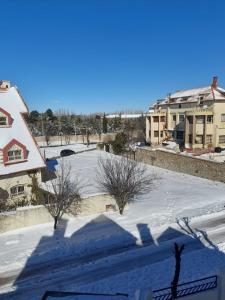 ein Blick vom Dach eines Gebäudes im Schnee in der Unterkunft Villa jouhara in Ifrane