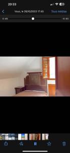 ein Bild von einem Zimmer mit einem Bett und einem Fenster in der Unterkunft Villa jouhara in Ifrane