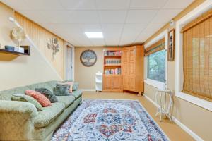 ein Wohnzimmer mit einem Sofa und einem Teppich in der Unterkunft Pet-Friendly Conyers Cabin - 23 Miles to Atlanta! in Conyers