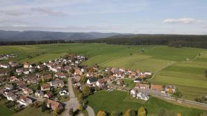 SeewaldにあるFerienhaus Waldblickの田地小村の空中風景