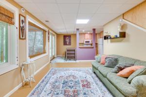 ein Wohnzimmer mit einem Sofa und einer Küche in der Unterkunft Pet-Friendly Conyers Cabin - 23 Miles to Atlanta! in Conyers