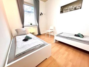 - une chambre avec 2 lits et une fenêtre dans l'établissement Neu: 3 Bedroom w/ 6 Beds in Hagen, 7min to A1, à Hagen