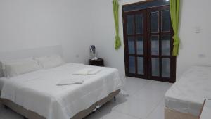 伊比科阿拉的住宿－Residencial Maria de Lourdes，白色的卧室设有床和窗户