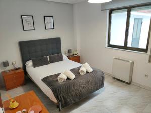 a bedroom with a large bed with towels on it at Exclusiva vivienda en el centro de Salamanca in Salamanca