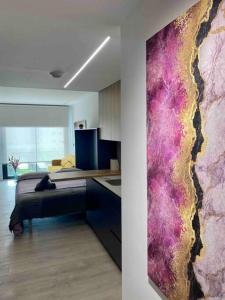 1 dormitorio con cama y pared púrpura en Moderno Estudio a estrenar 3, en Murcia